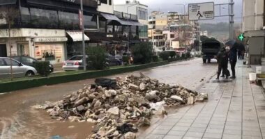 VIDEO/ Pasojat e përmbytjeve në Gjirokastër, strukturat të angazhuara në pastrimin e rrugëve nga gurët e inertet