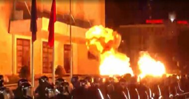 Protesta polarizon shqiptarët/ PS vazhdon rritjen, por PD ruan kuotat