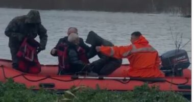 VIDEO/ Përmbytjet në Durrës, momenti kur evakuohen disa banorë të zonës