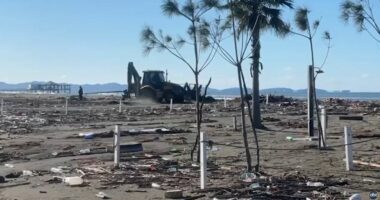 Përmbytjet “zbuluan” ndotjet/ Mijëra shishe e qese plastike në lumenj, dolën në sipërfaqe