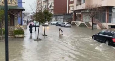 Pasojat e përmbytjeve në Durrës/ Mbi 1 mijë pako ndihma ushqimore e industriale shpërndarë nga rezervat e shtetit