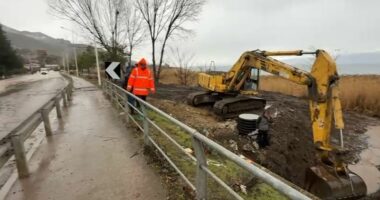 Përroi në fshatin Guri i Kuq del nga shtrati, probleme në aksin Pogradec-Qafë Thanë