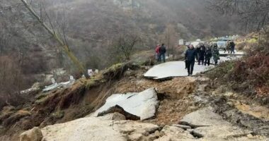 VIDEO/ Shembet rruga, izolohen disa fshatra në Pogradec, rrëshqitje të dherave në aksin “Qukës-Qafë Plloçë”