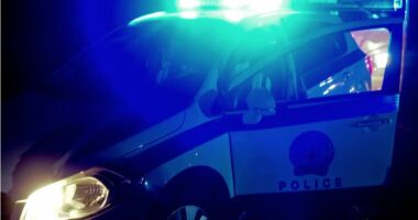 EMRI/ Atentat në Greqi, plagosen me armë brenda një lokali babë e bir