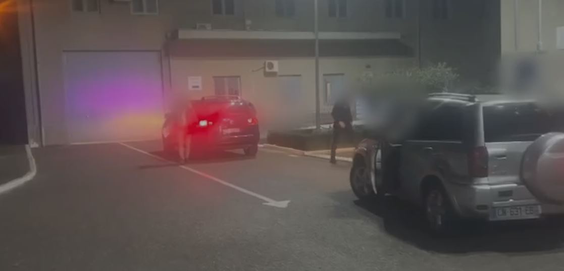 Zbulohet skema/ Futën drogë në burgun e Elbasanit, arrestohet efektivi dhe familjarja e të burgosurit