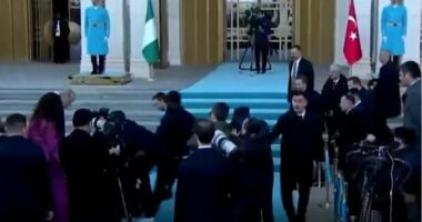 Rrëzohet Presidenti nigerian në takimin me Erdogan