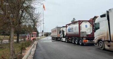 Qafë Thanë/ Protesta hyn në ditën e tretë, qarkullimi i kamionëve në Pikën Kufitare vijon të jetë i bllokuar