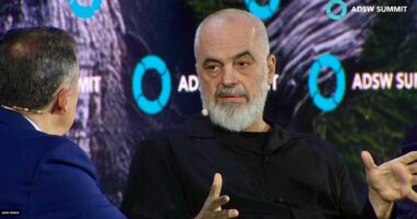 Shakaja me gazetarin/ Rama ndaj mediave greke: U nxor nga konteksti, e kthyen në polemikë publike me pathos nacionalist