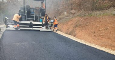 Rama ndan pamjet: Hidhet shtresa e parë asfaltike! Lura magjike, së shpejti e arritshme përmes rrugës së re!