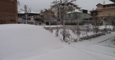 Reshjet e borës dhe era e fortë përfshijnë juglindjen e vendit, probleme me energjinë, ekipet e OSSHE në terren