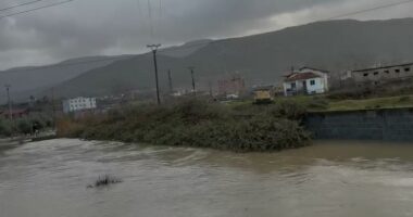 Durrës, ushtria në operacion/ Ministri Vengu takim në prefekturë. Reshjet kanë pushuar, tërhiqet uji me motopompa