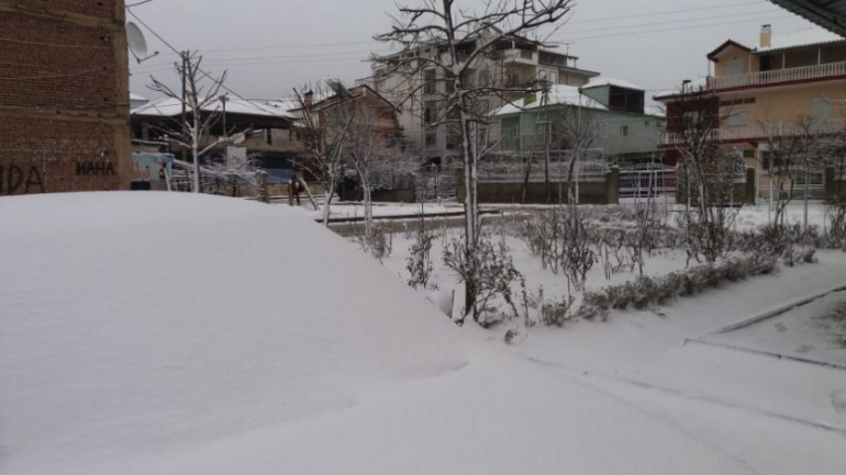 Reshjet e borës dhe era e fortë përfshijnë juglindjen e vendit  probleme me energjinë  ekipet e OSSHE në terren
