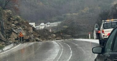 Rrëshqitjet e dherave në qarkun e Gjirokastrës/ Mbeten të bllokuara disa rrugë në fshatin e Zagorisë
