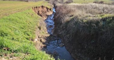 Shiu dëmtoi rrugën e Pustecit/ Vështiresi qarkullimi drejt destinacioneve turistike në Prespën e Madhe