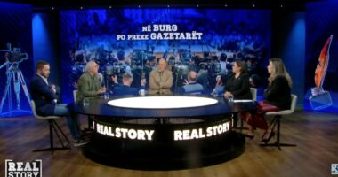 Burg kush cenon gazetarët/ Gjikondi: Nen dinak. Gazetaria shqiptare nuk ka një ligj, duhet të ketë një rregullator