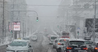 Moti i keq godet Serbinë, reshjet e borës dhe shiut vështirësojnë qarkullimin e mjeteve, autoritetet apel për kujdes të shtuar