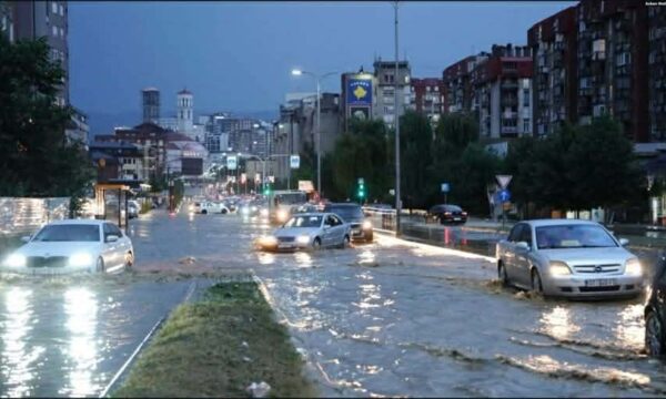 Reshjet shkaktojnë dëme në disa qytete  shtyhet rifillimi i mësimit në gjithë Kosovën