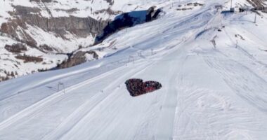 Homazh për viktimat e zjarrit në Zvicër/ Skiatorët krijojnë një zemër në Crans-Montana