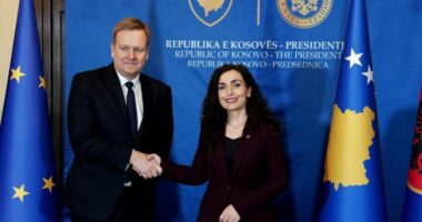 Sorensen në Prishtinë: Do të sigurohemi që Kosova e Serbia të zhvillojnë bisedime