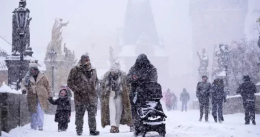 Europa e mbërthyer nga acari e stuhitë, shënohen 13 viktima