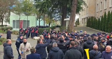 Pranga protestuesve të Lapajt/ Arrestohen 4 persona, u përplasën me Policinë para Kryeministrisë