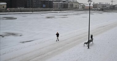 Vala e të ftohtit arktik “mbërthen” Poloninë, ngrin lumi Vistula