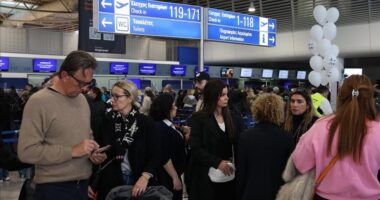 Mbyllen aeroportet në disa qytete evropiane për shkak të akullit