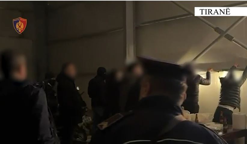 I morën një shtetasi 40 mijë euro përmes mashtrimit  Tiranë  pranga 3 personave  dy të tjerë në kërkim