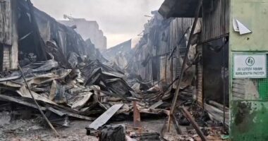 Një ditë pas zjarrit te tregu te ‘5 Maji’/ Në rrënoja gjithçka e shkrumbuar, tregtarët: Dëme kolosale