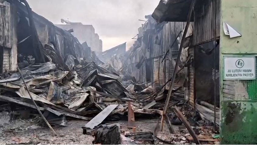 Një ditë pas zjarrit te tregu te  5 Maji   Në rrënoja gjithçka e shkrumbuar  tregtarët  Dëme kolosale