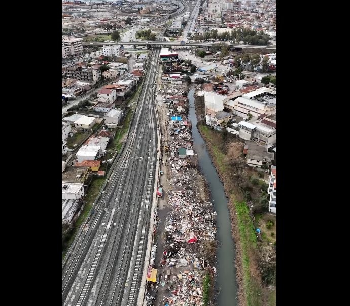  Kanalet kulluese të zëna nga ndërtimet pa leje   Rama ndan pamjet  Vijon puna për lirimin e hapësirave 