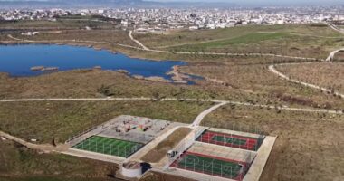 VIDEO/ Rama: Ambientet e reja sportive dhe këndi i lojërave për fëmijë në parkun e liqenit të Paskuqanit, drejt përfundimit