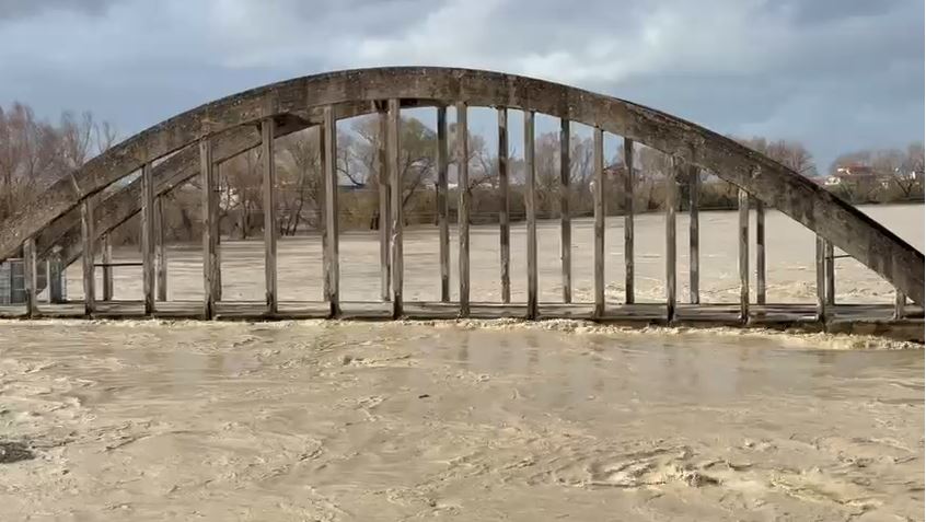 Vjosa del sërish nga shtrati  Përmbytet Pazari i Vjetër  punohet për riparimin e argjinaturave