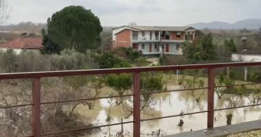 Reshjet në Vlorë, dy banesa në Selenicë të rrezikuara pas rrëshqitjes së dherave