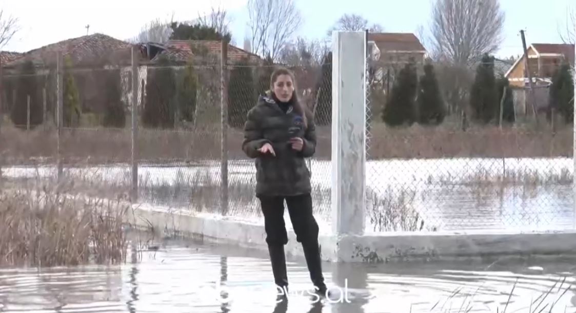 Vështirësitë e raportimit LIVE  Gazetarja pengohet në rrugët e përmbytura