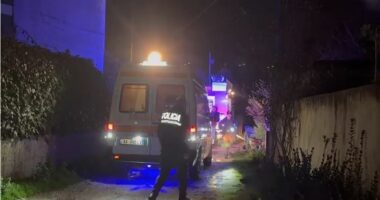 Përfshihet nga flakët një banesë në Lushnje, shkak dyshohet të jetë bërë një shkëndijë elektrike