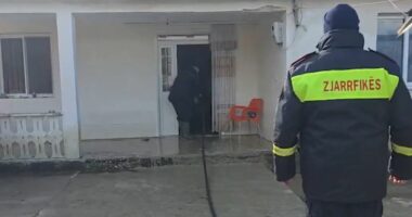 Pas përmbytjes, vjen balta/ Banorët bëjnë bilancin e dëmeve në shtëpi e toka