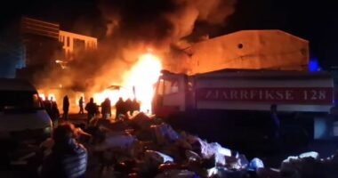 Përshkallëzohet zjarri te tregu te 5 Maji/ Në vendngjarje 15 automjete zjarrfikëse në ndihmë edhe ushtria