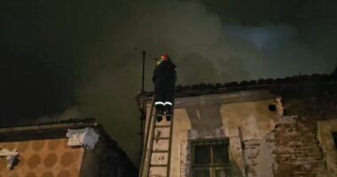 VIDEO/ Përfshihet nga flakët banesa në Korçë, të moshuarës i jepet ndihma e parë