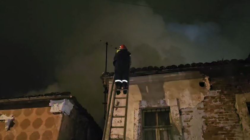 VIDEO  Përfshihet nga flakët banesa në Korçë  të moshuarës i jepet ndihma e parë