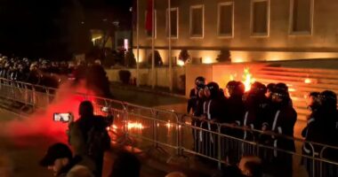 Protesta e Opozitës/ Policia: Arrestohen 18 persona, hodhën molotov dhe kundërshtuan efektivët, në kërkim…