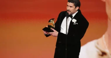 Bad Bunny triumfon në ‘Grammy’/ Mesazhe kundër ICE, artisti portorikan merr çmim për albumin më të mirë
