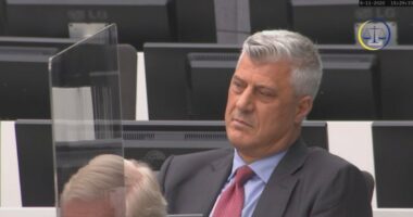 “Thaçi qeshi me fjalët e prokurorit”, gazetarja tregon çfarë ndodhi me gjyqin në Hagë