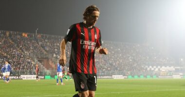 Milan sheh titullin “me dylbi”/ Como merr barazimin në “San Siro”, Inter tani duket larg