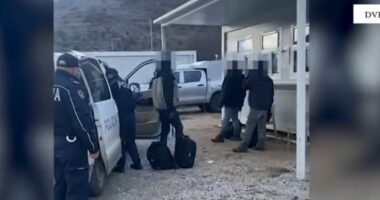 VIDEO/ Ndihmoi 6 emigrantë të kalonin ilegalisht kufirin, arrestohet në Korçë i riu sudanez
