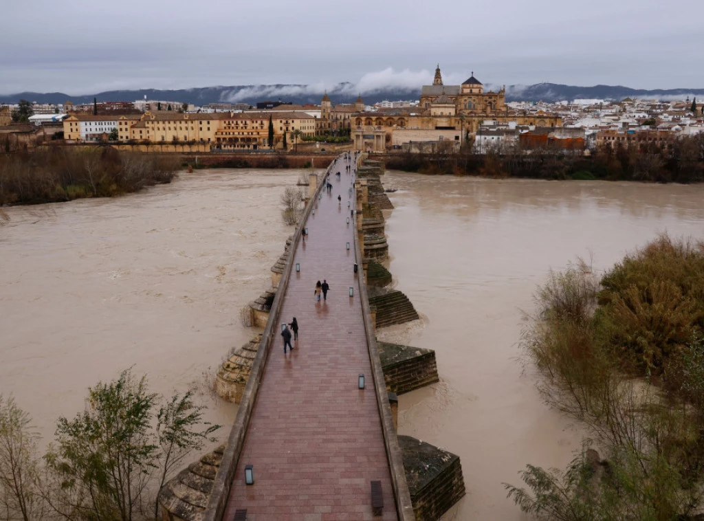Stuhia  Leonardo  godet Spanjën  pezullohet trafiku  Evakuohen mbi 3500 persona