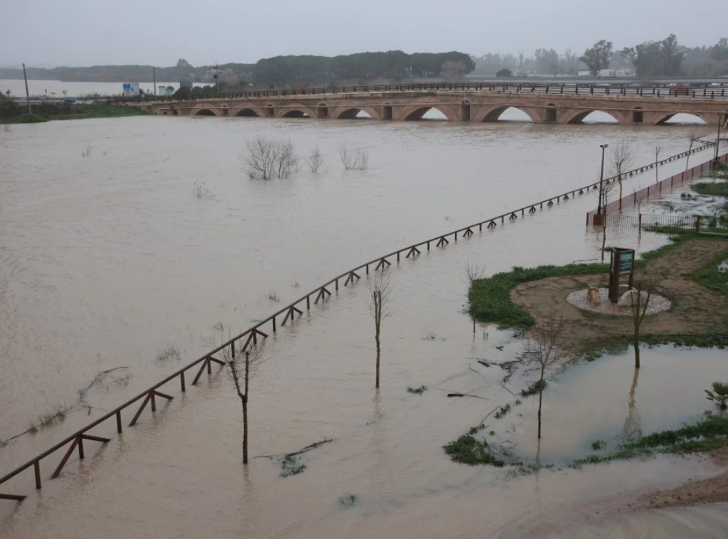 Stuhi në Gadishullin Iberik  Përmbytje në Spanjë e Portugali  një viktimë dhe dëme të shumta