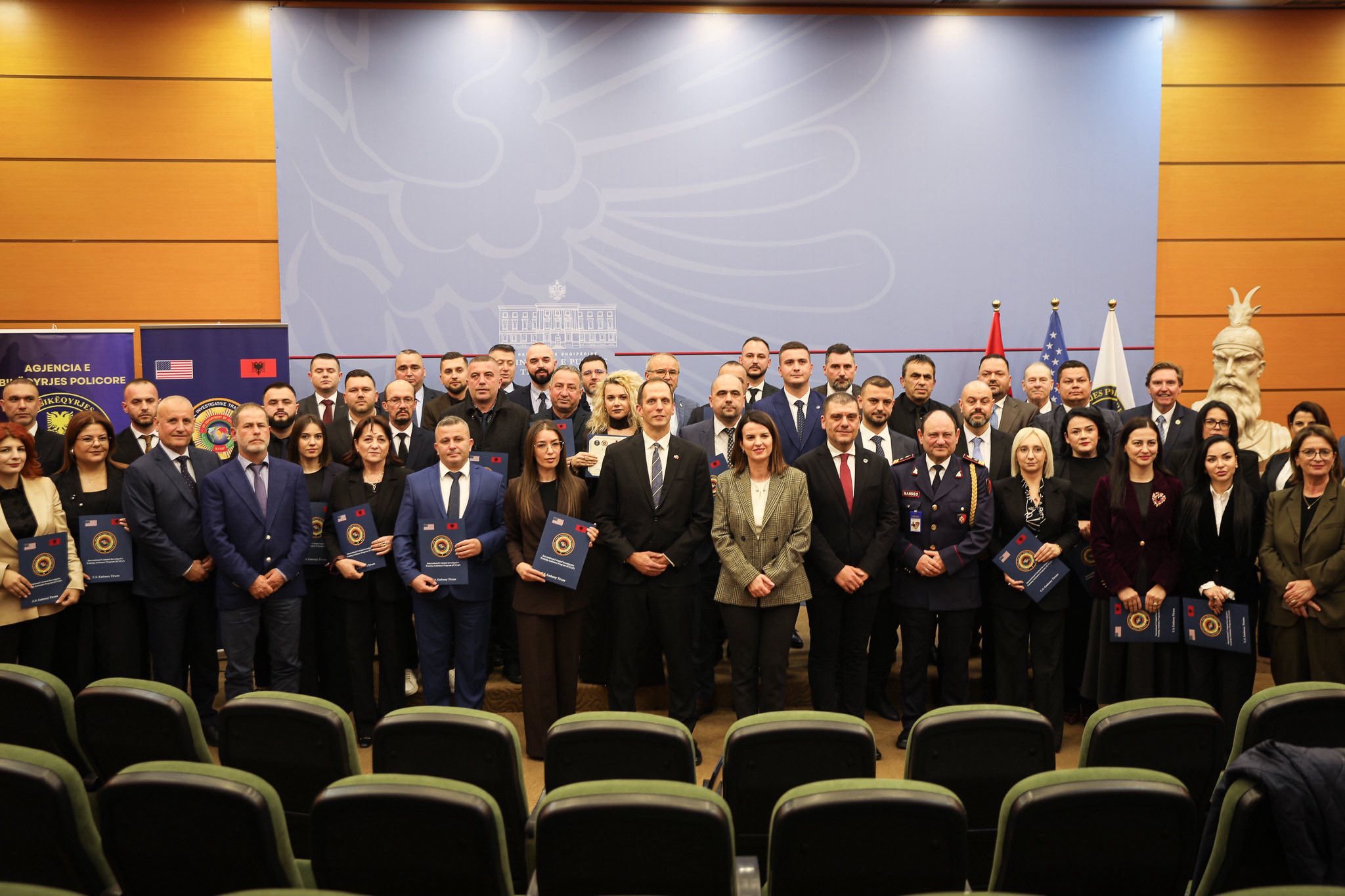 ambasada-amerikane-shba-te-angazhuara-per-forcimin-e-partneritetit-bashkepunim-ne-shqiperi-per-luften-kunder-krimit