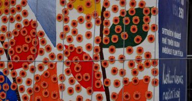 Pas ‘burgosjes’, i vendosen 5000 emblema të UÇK-së/ Rama ndan fotot nga monumenti ikonik NEWBORN