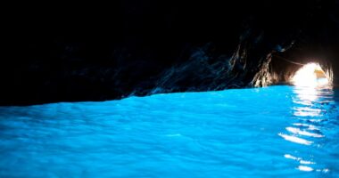 Italia “frena” turizmit masiv, vendosen kufizime në Kapri